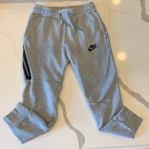 Boys Nike tech joggers never worn no tags. No stains and excellent condition!